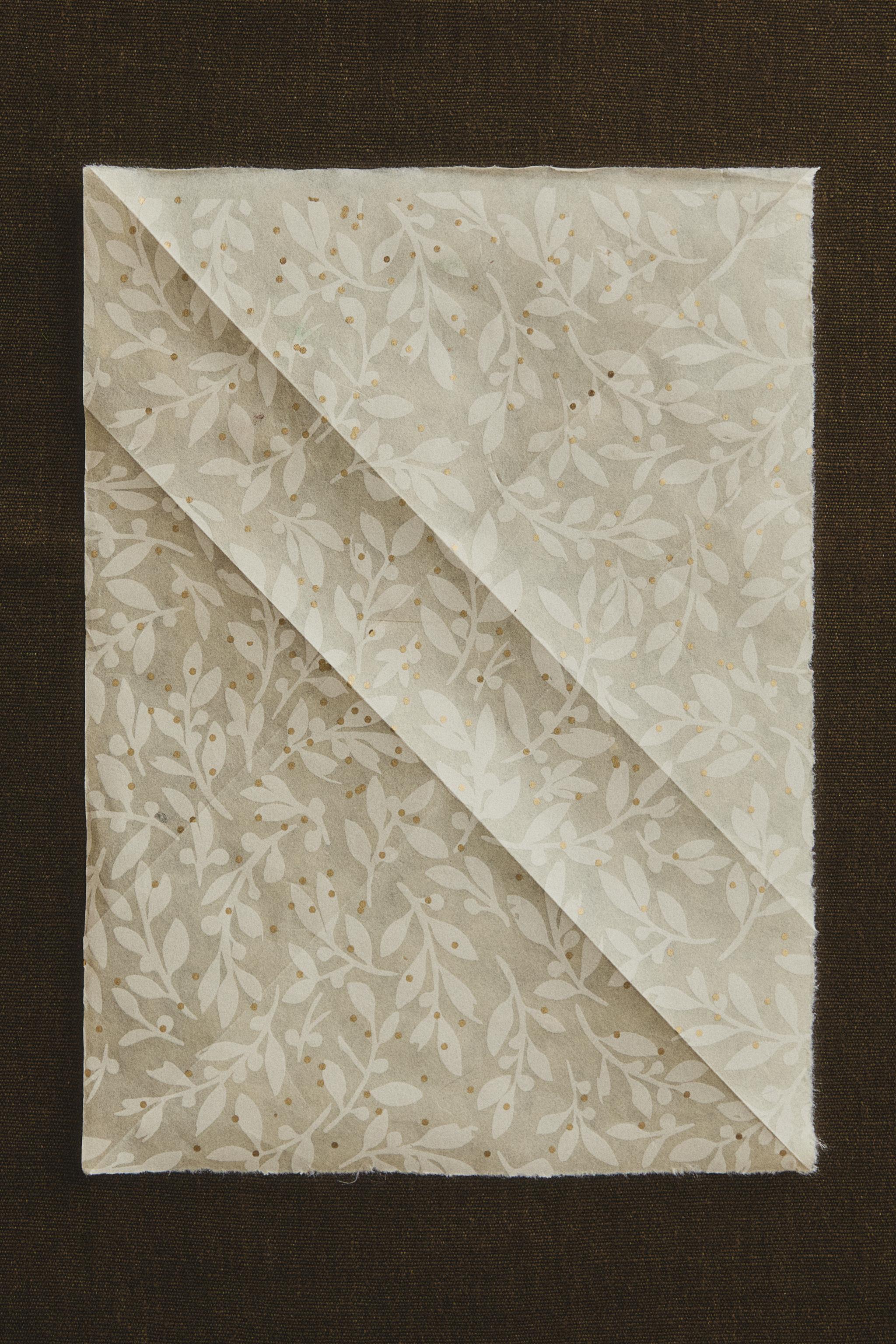 CHRISTMAS HOLLY LEAF WRAPPING PAPER